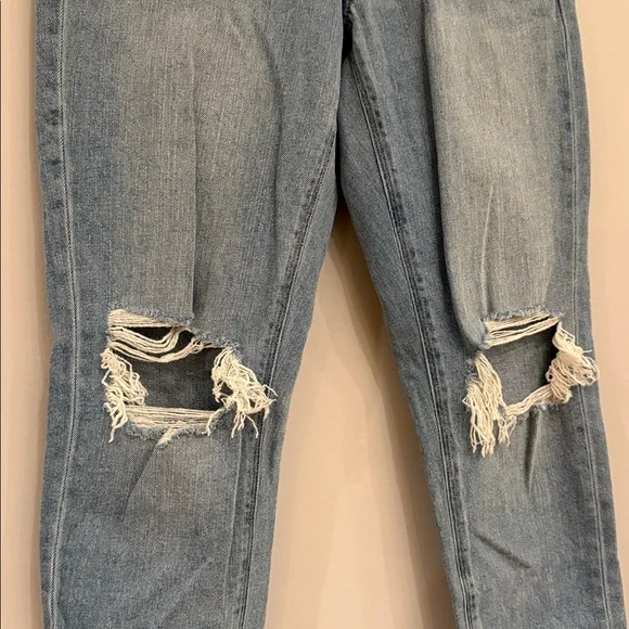 American Eagle Outfitters High Rise Mom Jean 0 Short Light Wash Distressed - Picture 4 of 12